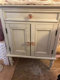 ANTIQUE WHITE ACCENT TABLE ON LEGS, WITH TOP DRAWER AND LOWER CABINETS 
