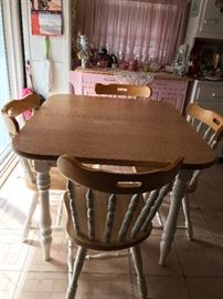 KITCHEN TABLE WITH FOUR SPINDLE BACK CHAIRS IN TWO TONE OAK AND WHITE