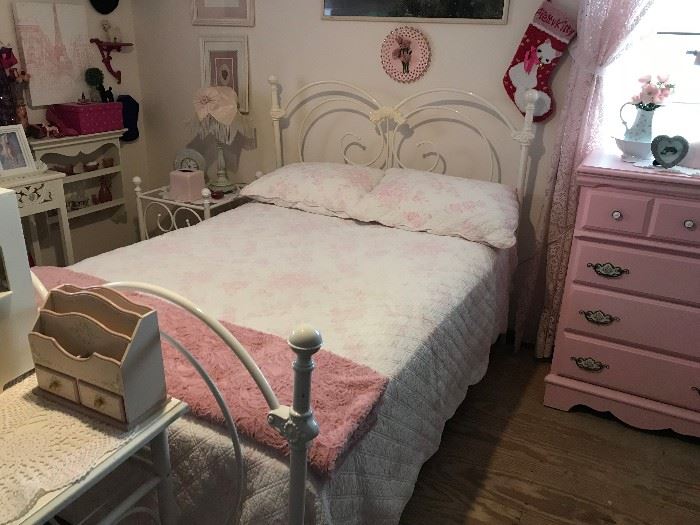 FULL SIZE METAL BED AND BEDDING