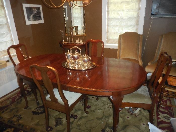 Diningroom table and 4 chairs