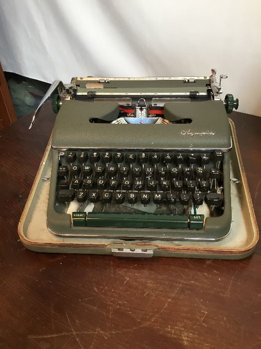 Vintage Typewriter     https://www.ctbids.com/#!/description/share/14204