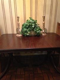 Antique mahogany Duncan Phyfe dining table