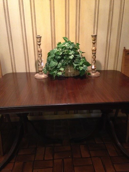 Antique mahogany Duncan Phyfe dining table