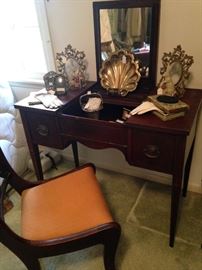 Antique flip top vanity with mirror