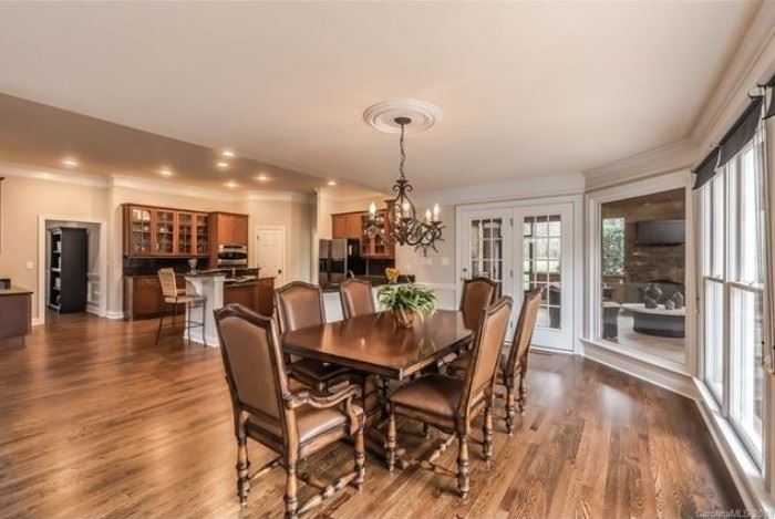 Hooker Wynterhall Collection Dining Room Set- Table 8 chairs and two leaves