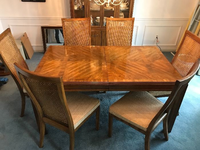 Drexel Heritage Dining Table with 8 chairs (2 w arms) and 2 leaves