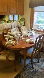 Overview of Gold encrusted vintage china
