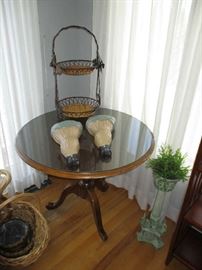 ROUND DINING TABLE, DECOR