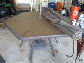 PATIO TABLE SET W/CHAIRS & UMBRELLA 