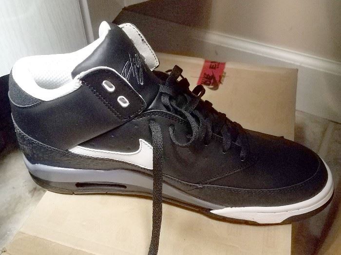 Nike Flight shoes. size 11 (NEW)