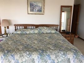 King Sized Sleep Number Bed Sleep Innovation Series i10 Set on Americana Maple Frame BUY IT NOW $400