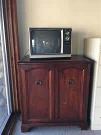 Magnavox Radio with built in speakers in Cherry wood cabinet BUY IT NOW $50
