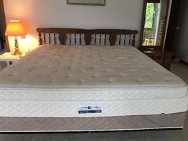 King Sized Sleep Number Bed Sleep Innovation Series i10 Set on Americana Maple Frame BUY IT NOW $400