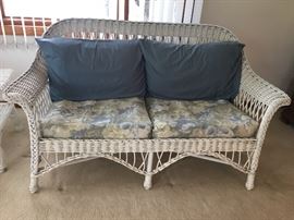 BUY IT NOW!!! Indoor Outdoor Patio Wicker Love Seat $100