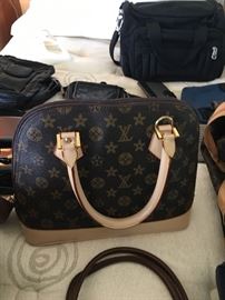 Loads of Womens Purses and Back packs with names such as Borgo Giovanni, Sharper Image, Dooney and Bourke, and of course Coach