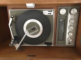 Sears Solid State Turntable stereo console by Silvertone