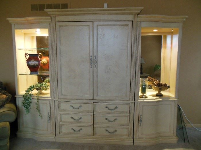 Gorgeous three piece wall unit in amazing condition!!