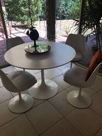 Vintage Knoll Saarinen tulip table with 4 chairs early table marked with Alcoa stamp on bottom