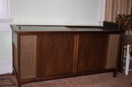 Vintage Magnavox Stereo, cabinet in beautiful condition, turntable needs repair.