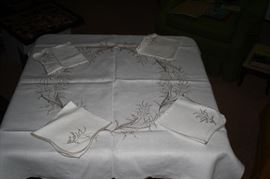 Embroidered Cardtable-sized Tablecloth with Napkins