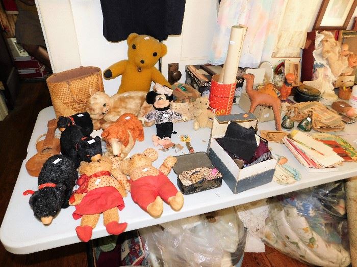 100's of stuffed animals, many from pre 1950's 