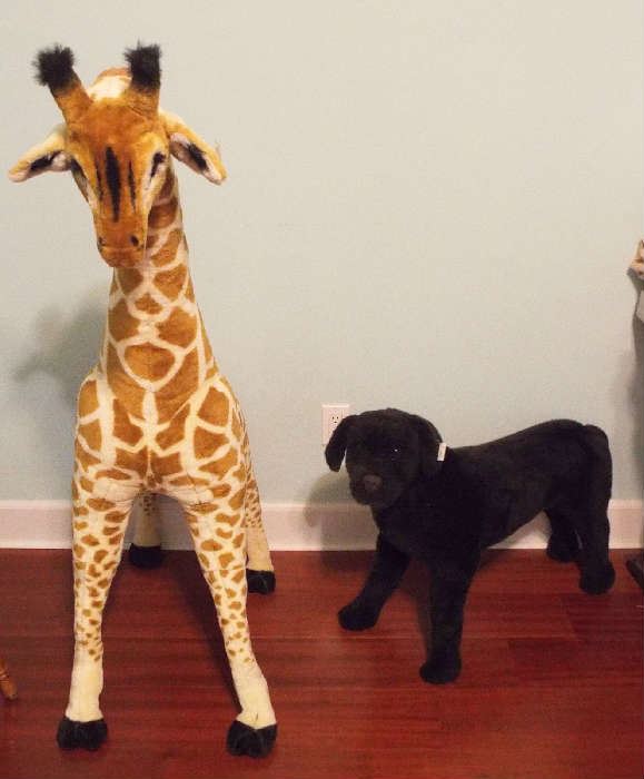 Large side stuffed giraffe & dog
