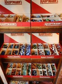 COLLECTION OF VINTAGE MARBLES