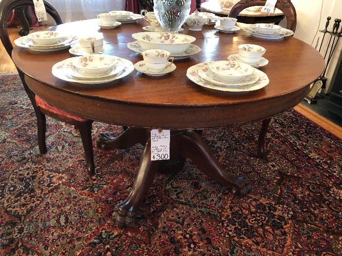 Early 1900's mahogany 4 foot round claw foot dining table