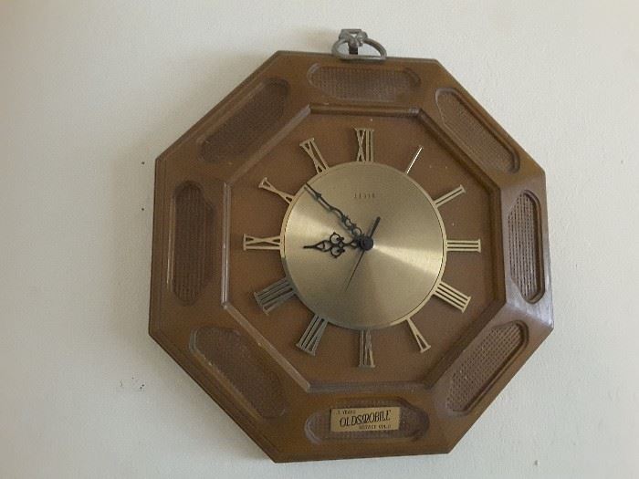 Complete Picture of Elgin Wall Clock