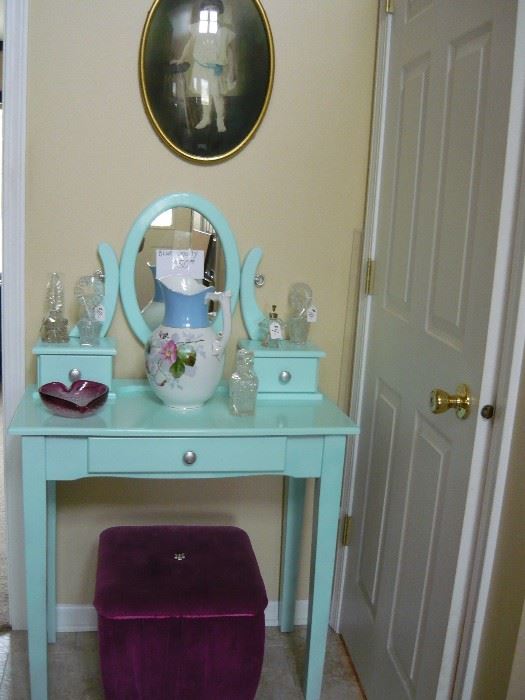Is this the cutest vanity ever? 