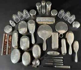 Tiffany & Co. Sterling Silver Dresser Articles, Various patterns, lot includes mirrors, brushes, dresser bottles, combs, button hooks, nail files, pen stand, etc. Also includes 4
Mappin and Webb sterling brushs , and dresser bottles, and a sterling mesh change purse. Weighable silver: 34.8 oz.