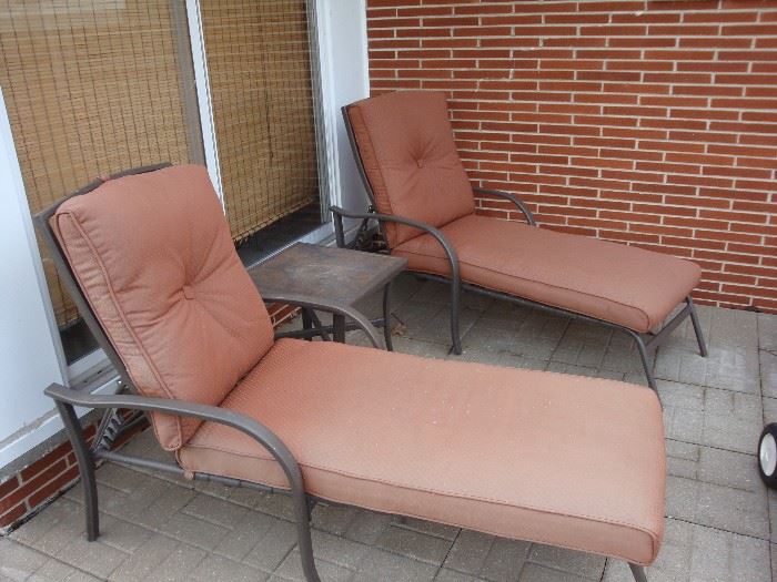 Outdoor Chaise Lounge Chairs & Side Table