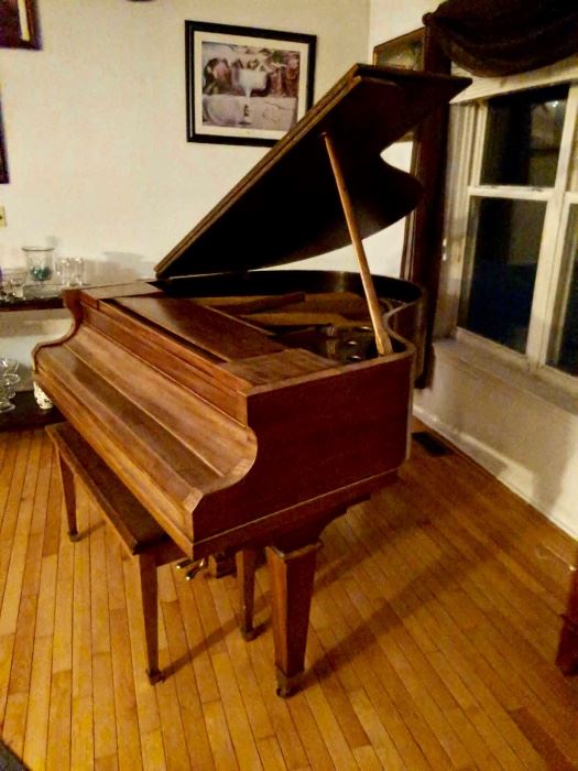Refinished KIMBALL BABY GRAND. GREAT CINDITION JUST NEEDS TUNING