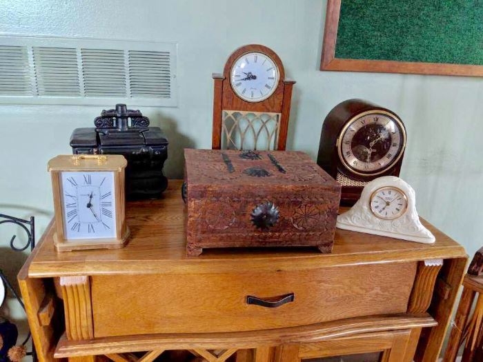 Nice assortment of clocks including vintage SETH THOMAS WITH WESTMINSTER CHIMED, Howard Miller, more