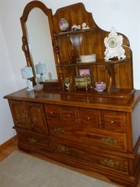 Dresser w/mirror & hutch
