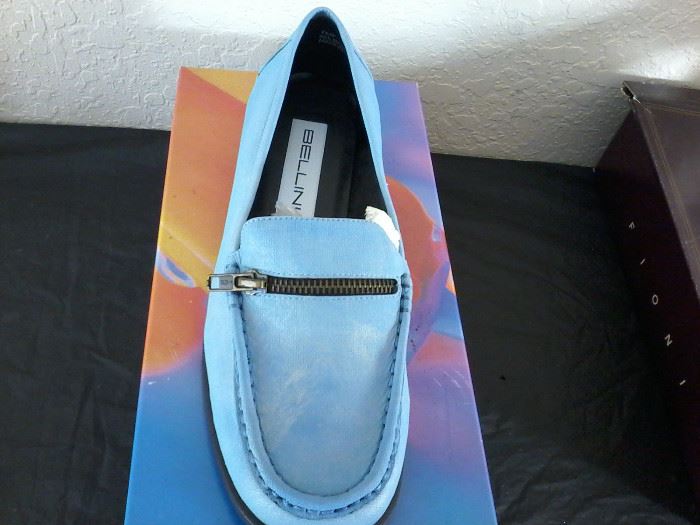 5 Pairs of Shoes, Size 7 1/2    http://www.ctonlineauctions.com/detail.asp?id=704424