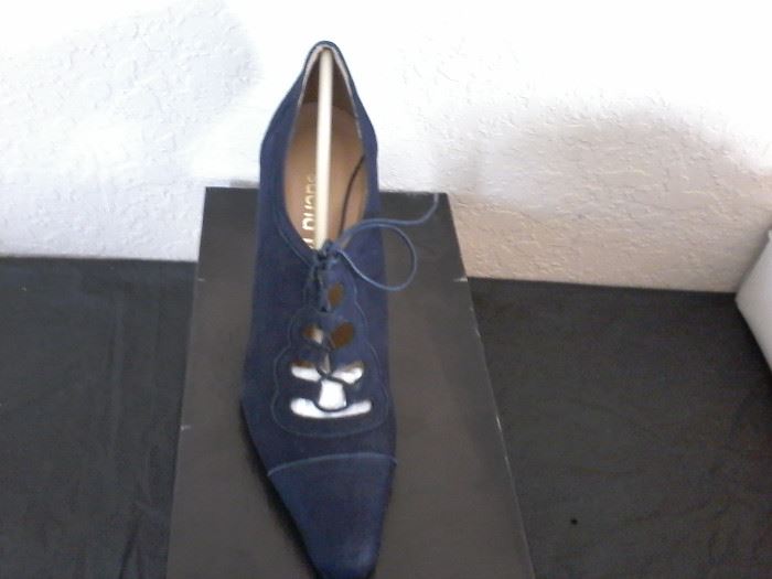 5 Pairs of Shoes, Size 7 1/2 http://www.ctonlineauctions.com/detail.asp?id=704431