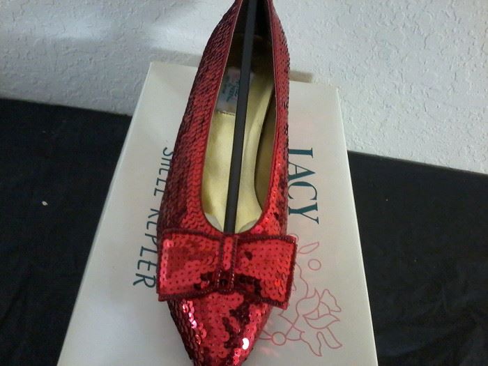 5 Pairs of Shoes, Size 7 1/2   http://www.ctonlineauctions.com/detail.asp?id=704435