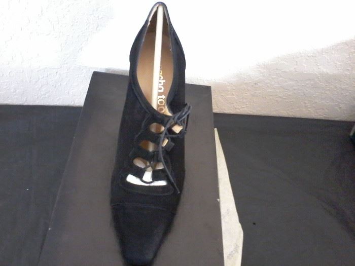 5 Pairs of Shoes, Size 7 1/2    http://www.ctonlineauctions.com/detail.asp?id=704434