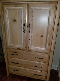 7 pieces of a queen size bedroom set
