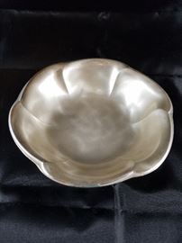  Brushed Silver Dish    http://www.ctonlineauctions.com/detail.asp?id=704462