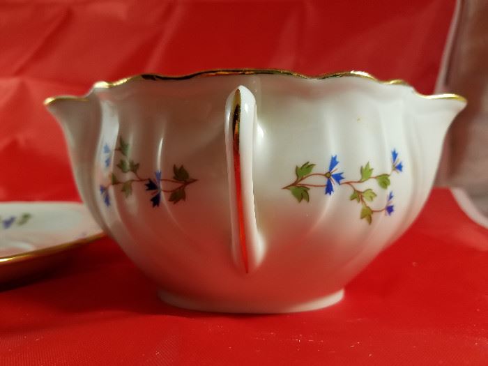Cream/Milk Dual Pitcher with Platter    http://www.ctonlineauctions.com/detail.asp?id=704508