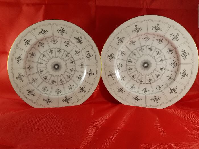  English Bone China Plates            http://www.ctonlineauctions.com/detail.asp?id=704517