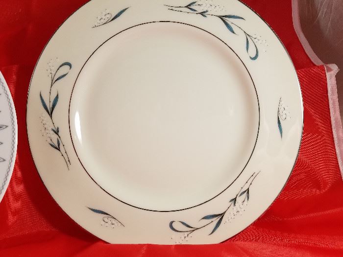 Unmatched Salad Plates    http://www.ctonlineauctions.com/detail.asp?id=704516