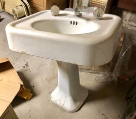 Old sink....plant flowers in it🌸🌼🌻💐🌷🌹