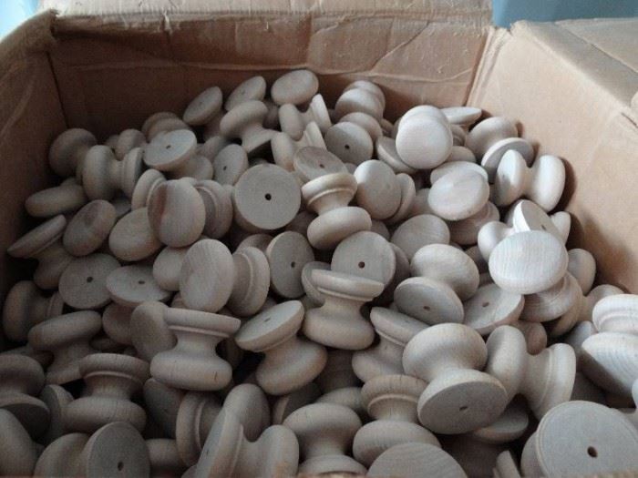 Box of Wood Unfinished Knobs - 1.5" Dia.