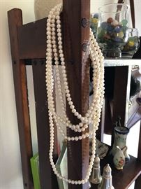 Long strand of perls