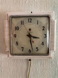 Fun vintage kitchen clock.... needs a new cord and a little cleaning, but she’s a beauty!