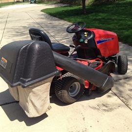 2010 Simplicity lawn tractor w/38 inch cut and bagger