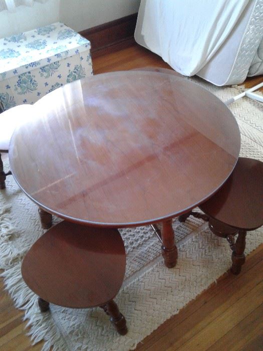 Child's table or coffee table with seats or small occasional tables